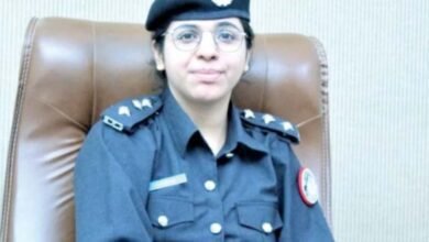 پہلی ہندو خاتون نے پولیس افسر کی وردی پہنی۔ پہلی ہندو خاتون نے پولیس افسر کی وردی پہنی۔