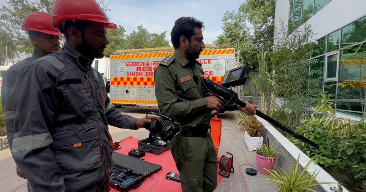 کراچی: ملبے تلے دبے افراد کی تلاش میں ’لائف لوکیٹر‘ اور جدید آلات کا استعمال