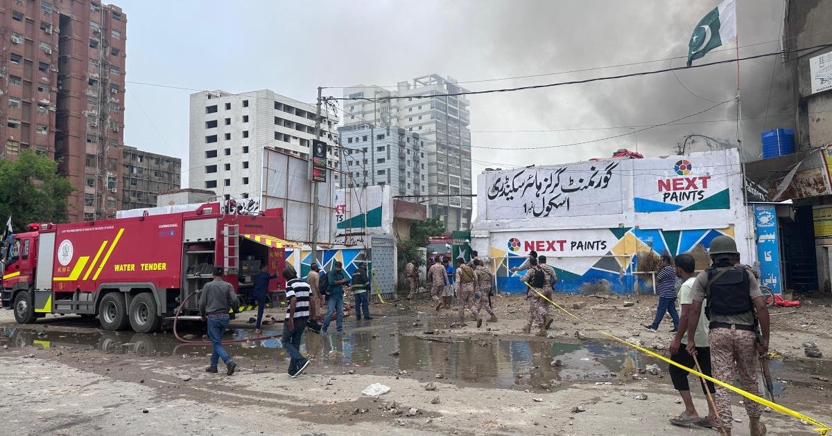 کراچی صدر میں آتش بازی کی دکان میں دھماکہ، 10 افراد زخمی