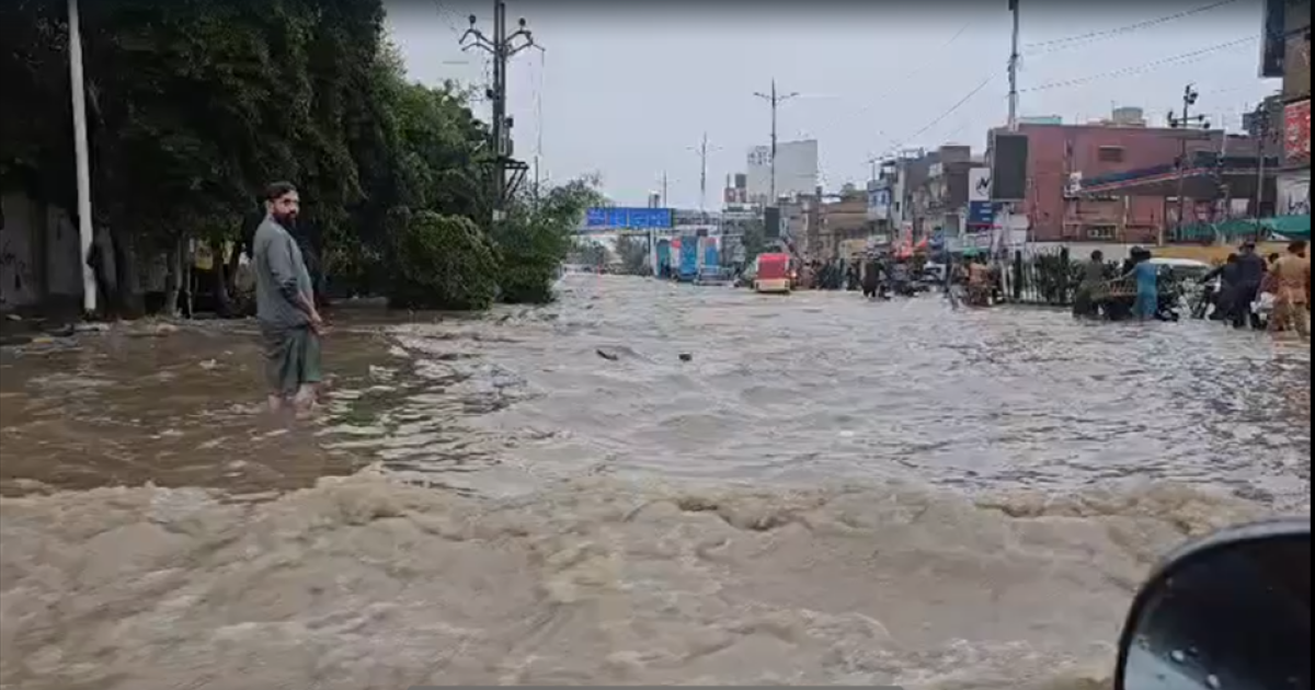 کراچی میں موسلا دھار بارش سے تباہ کاری، 6 افراد  کی اموات: ریسکیو 1122