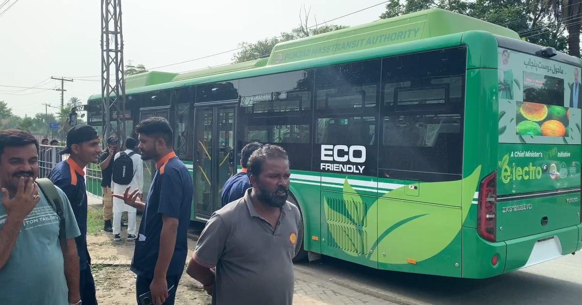 فیصل آباد میں پبلک ٹرانسپورٹ کی واپسی، مسافروں کے لیے ایک نیا تجربہ