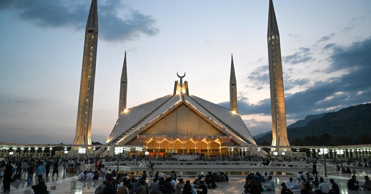 فیصل مسجد میں ’غیر مناسب‘ لباس کے ساتھ داخلے پر پابندی کی درخواست عدالت میں دائر