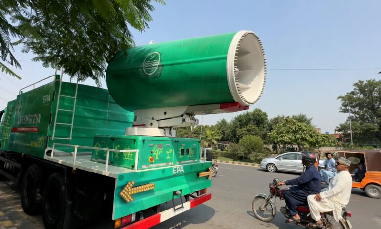 لاہور میں سموگ پر قابو پانے کے لیے توپوں سے پانی کا چھڑکاؤ/ اردو ورثہ