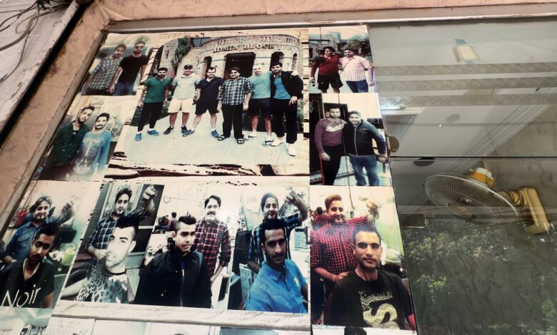 پاکستانی کرکٹرز کی ’12 قینچیوں‘ سے کٹنگ کرنے والا حجام/ اردو ورثہ پاکستانی کرکٹرز کی ’12 قینچیوں‘ سے کٹنگ کرنے والا حجام/ اردو ورثہ