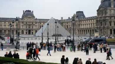 پیرس میوزیم سے قیمتی زیورات چرانے کے شبے میں دو افراد گرفتار/ اردو ورثہ