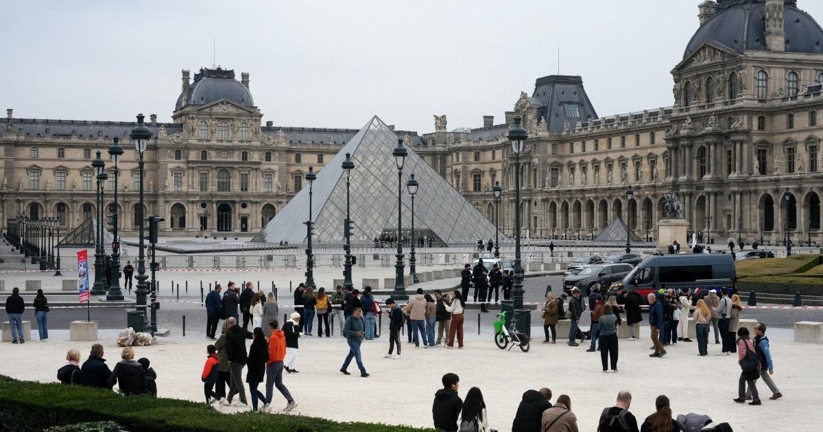 پیرس میوزیم سے قیمتی زیورات چرانے کے شبے میں دو افراد گرفتار