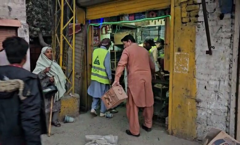 لاہور: پرندوں کی مارکیٹ میں تجاوزات کے خلاف آپریشن، کیا جانور بھی مارے گئے؟/ اردو ورثہ