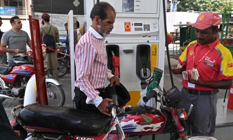پیٹرول اور ڈیزل کی قیمتوں میں 2 اور 3 روپے فی لیٹر اضافہ/ اردو ورثہ