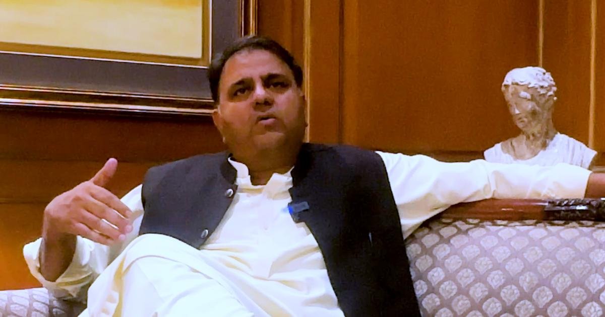 کسی نے ’اشارہ‘ نہیں کیا، ’سیاسی استحکام‘ کے لیے کوشاں ہیں: فواد چوہدری